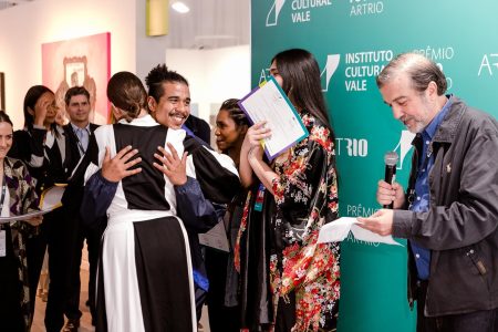 Iagor Peres abraça Brenda Valansi ao receber ao ser anunciado ganhador do Prêmio FOCO ArtRio 2022.